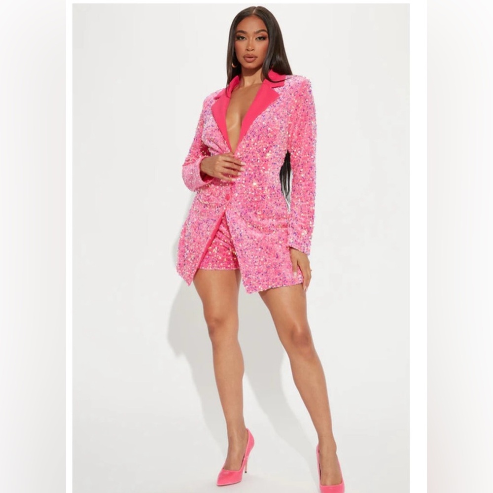 NWT Fashion Nova Sequin Blazer Romper in pink features a deep V-neck🩷🩷